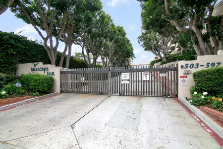 Ocean View Balcony and Gated Community - Gorgeous Coastal Escape Отели рядом с достопримечательностью «Fletcher Cove Community Center»