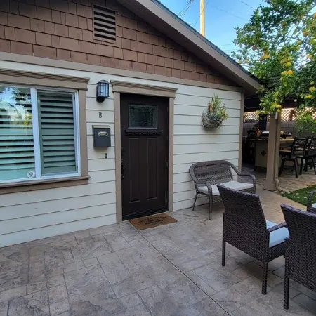 Guest House in Prime Area!