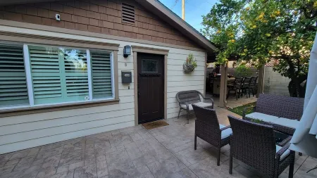 Guest House in Prime Area!