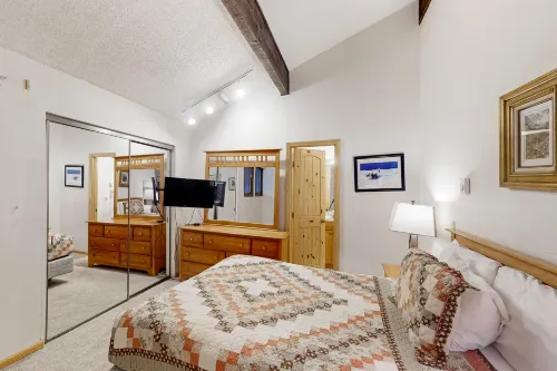 Serene ski-in/out condo with Shared Hot Tub - Access to Lifts Hotels in Copper Mountain