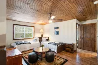Mountain Lodge with Game Room and Scenic Views - Charming Retreat