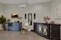 Hot Tub and Cozy Outdoor Patio Retreat - Charming Oasis