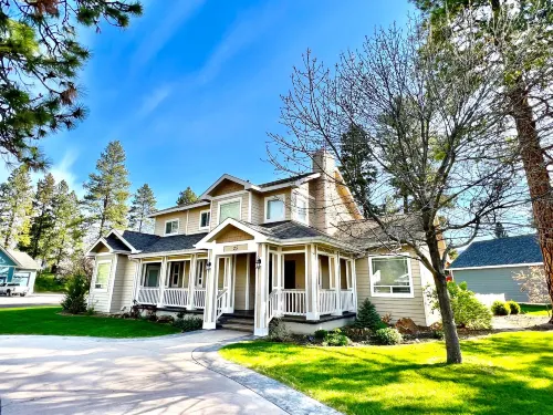 Private Fenced Backyard and Game Room - Gorgeous Mountain Retreat Hotels in Columbia Falls