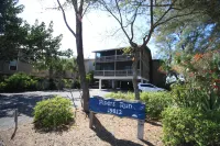Stunning Beachfront Retreat with Lush Balcony and Gourmet Kitchen - Exquisite Paradise