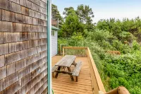 Ocean-Facing Decks and Hot Tub - Amazing Coastal Sanctuary
