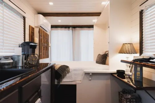 Chic Container Stay with Rooftop Deck & Stylish Interior Hotels in Elm Mott