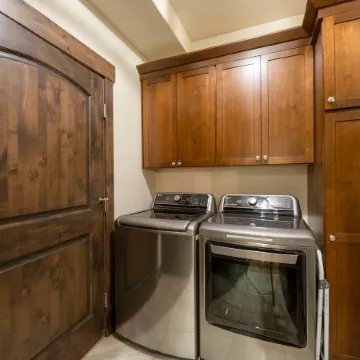 Luxury Home Minutes to Jordanelle with Balcony, BBQ, Firepit, Hot Tub, Hiking and Biking Nearby