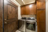 Minutes to Deer Valley and Park City, Private Hot Tub, Mountain Views, Living + Family, Pet Friendly