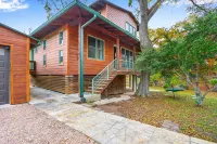 Picturesque Creekside Oasis and Elegant Design - Charming Hill Country Retreat
