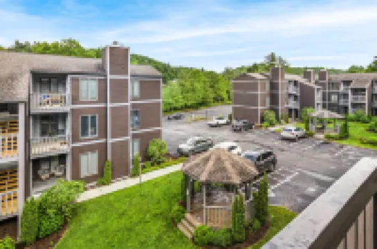 Charming Downtown Retreat with Rustic Modern Touches - Delightful Getaway