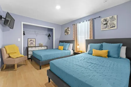 Spacious Oasis with Heated Pool and Outdoor Lounge - Inviting Retreat