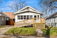 Vintage Charm with Cozy Outdoor Oasis - Enchanting Stylish Retreat Hotels in Spring Bay Township