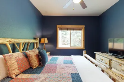 Charming cabin with hot tub - near Payette Lake, golf & skiing