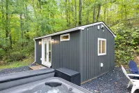 Hot Tub, Fire Pit, Grill and Fast Wifi - Charming Cozy Retreat Hotels in Luray