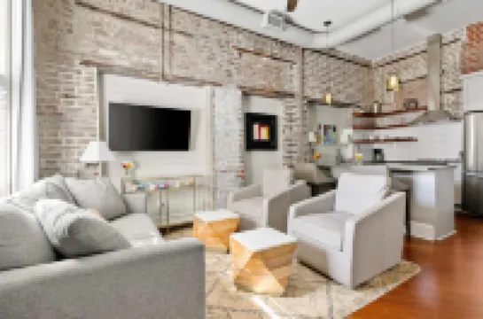 Rooftop Access and Relaxing Amenities - Modern Family Haven