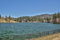 Open Concept Living and Scenic Deck - Charming Cozy Cabin Hotels in Crestline