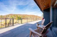 Kitchenette, Smart TV and Poolside Deck Views - Cozy Retreat Hotel a Terra Alta
