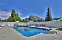 Cozy Studio with Kitchenette and Outdoor Pool - Inviting Retreat فنادق في كيلنغتون