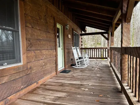 Charming Log Cabin with Scenic Deck and Resort Access - Tranquil Escape Отели рядом с достопримечательностью «Alpine Lake»