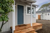 Steps to Beach and Dining Delights - Charming Coastal Escape Hotels in Rockaway Beach