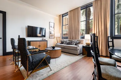 2BR Amazing Views Walk to French Quarter | The Mayfair โรงแรมใน