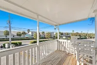 Beachy townhome with private balcony, central AC & washer/dryer Hotels in Sunnyside