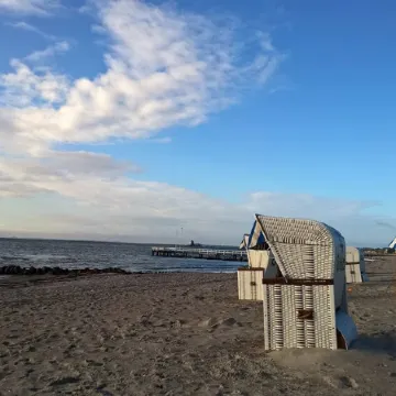 Spacious beach apartment in a quiet location with pool and sauna