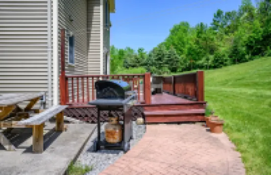 Private Hiking Trails and Scenic Deck Retreat - Spacious Tranquil Oasis