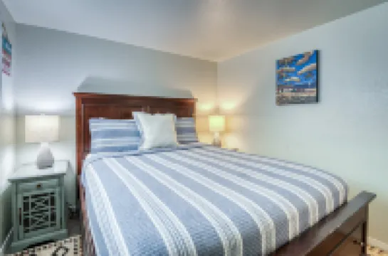 Spacious Living Area and Full Kitchen with Wifi - Charming Getaway