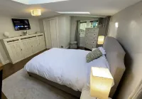 Remodeled historical Gosnold Cottage.300 yards to the beach.