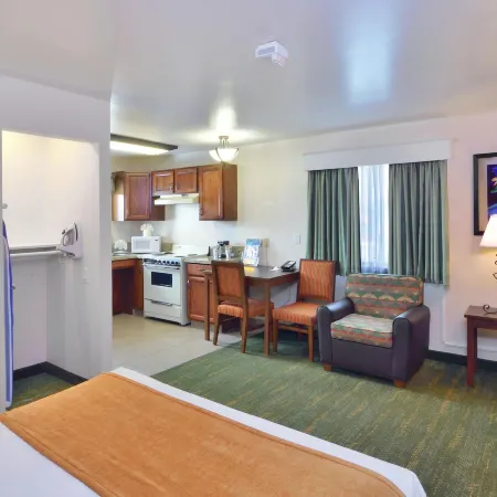 Lamplighter Inn & Suites at SDSU Отели рядом с достопримечательностью «Стадион SDCCU»