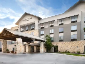 Courtyard New Braunfels River Village