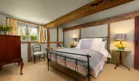 Barn conversion, 10 mins from Henley-on-Thames. Tennis court & indoor pool.
