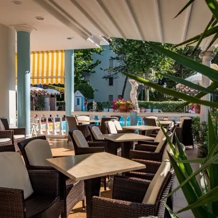 Hotel Villa dei Fiori - Sul Mare Con Piscina Отели рядом с достопримечательностью «Визербелла»