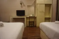 Queens Hotel Hotels in Chum Phae