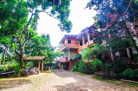 Hotel Gem Land Отели рядом с достопримечательностью «Sivali Central College Playground»