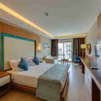 Ramada Hotel & Suites by Wyndham Kusadasi Rooms