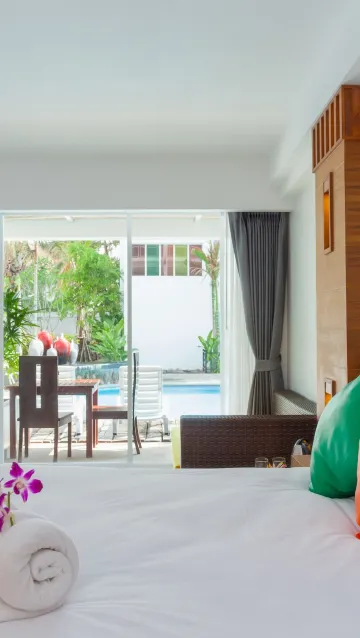 ห้องสแตนดาร์ดเตียงคิงไซส์หรือเตียงแฝด พร้อมทางเข้าสระว่ายน้ำ