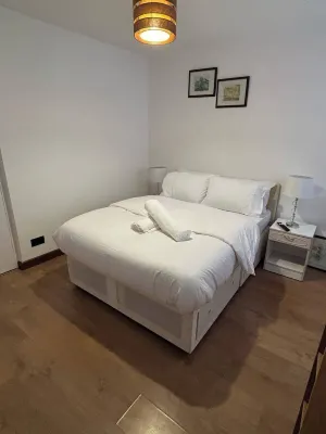 Modern 3 Bed Free Parking 10 Mins Walk to Station
