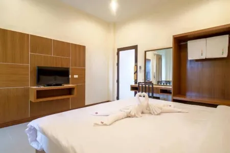 Cindia Resort Отели рядом с достопримечательностью «Wat Sathol Thammaram»