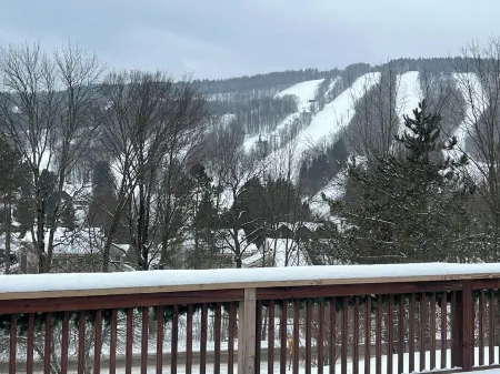 Enjoyable 5-bedroom house with WiFi in charming Cortland