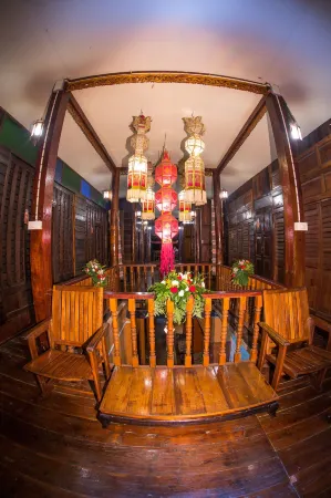 Baan Are Gong Riverside Homestay Отели рядом с достопримечательностью «Wat Suwandararam Ratchaworawihan»