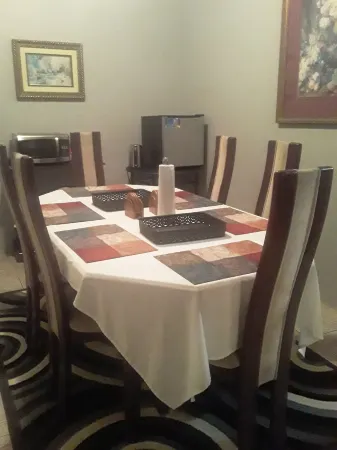 Derick's Inn Отели в г. Tunapuna