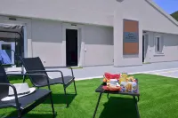 Villa Bratou Aqua Sleeps 4 with Garden