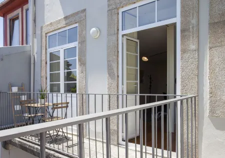 Liiiving in Porto | Central Secret Balcony Отели рядом с достопримечательностью «Церковь Святого Мартина Седофейта»
