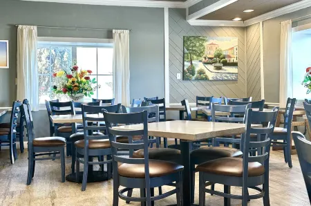 Days Inn by Wyndham Pensacola - Historic Downtown Отели рядом с достопримечательностью «Pensacola Beach Gulf Pier»