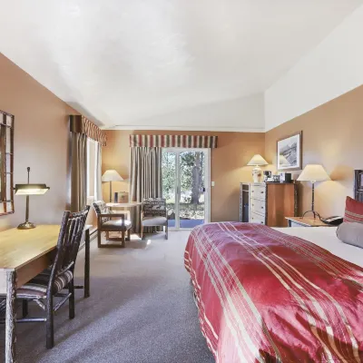 Headwaters Lodge & Cabins at Flagg Ranch Hotels near Jackson Lake Dam