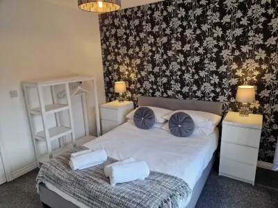 Mayflower Coach House by RentMyHouse Hotels near Churchill Gardens