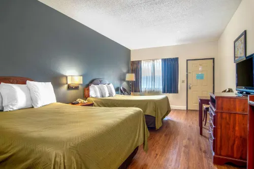 Econo Lodge Inn & Suites