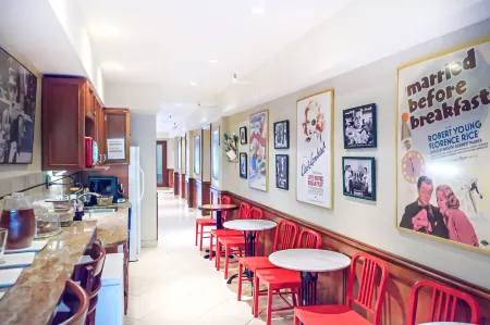 Chelsea Pines Inn Отели рядом с достопримечательностью «Swiss Institute»